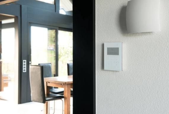 Centrale d'alarme et sirène extérieure installées à l'entrée d'une maison contemporaine