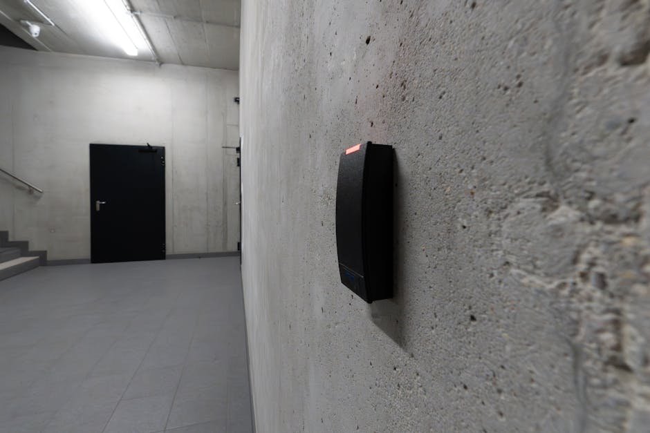 Terminal de contrôle d'accès électronique fixé sur un mur en béton, intérieur industriel sécurisé