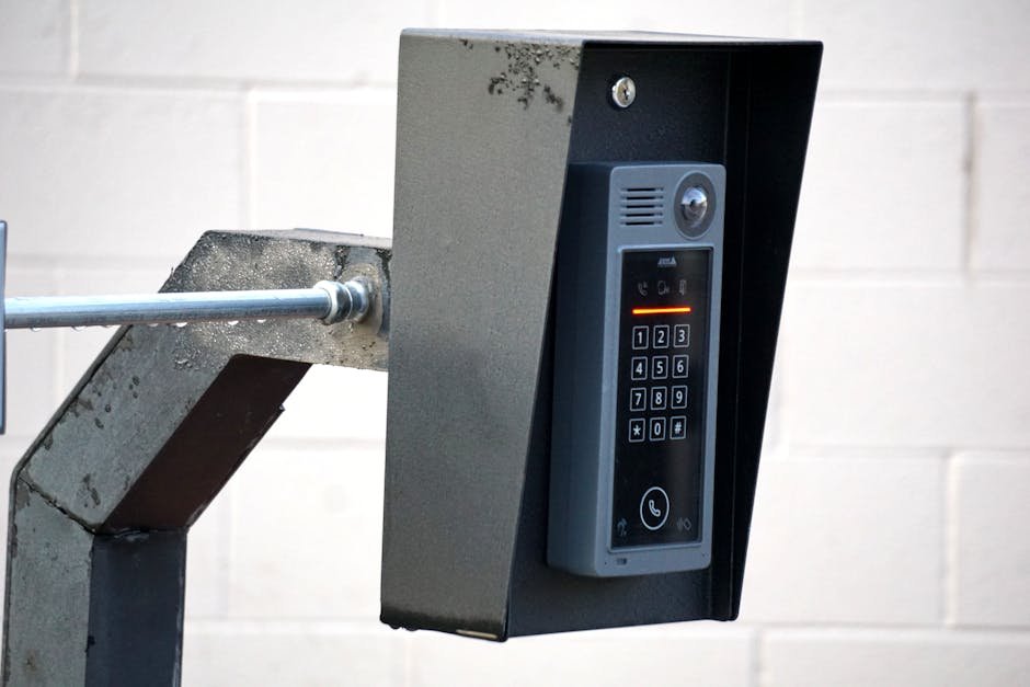 Platine d'interphonie vidéo avec clavier de sécurité, montée sur mur extérieur d'un bâtiment résidentiel