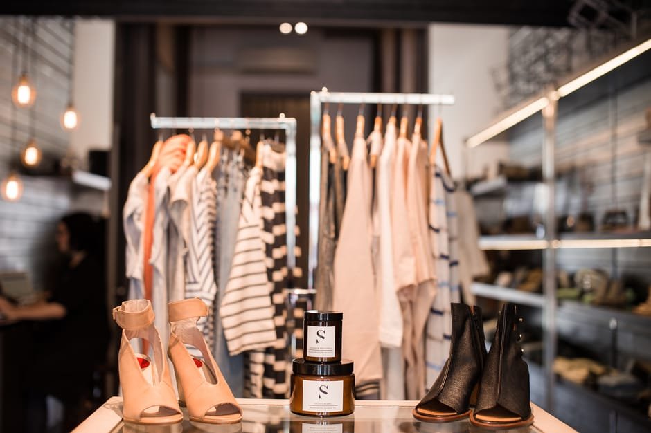 Boutique de prêt-à-porter au design moderne avec mise en scène des articles et éclairage maîtrisé