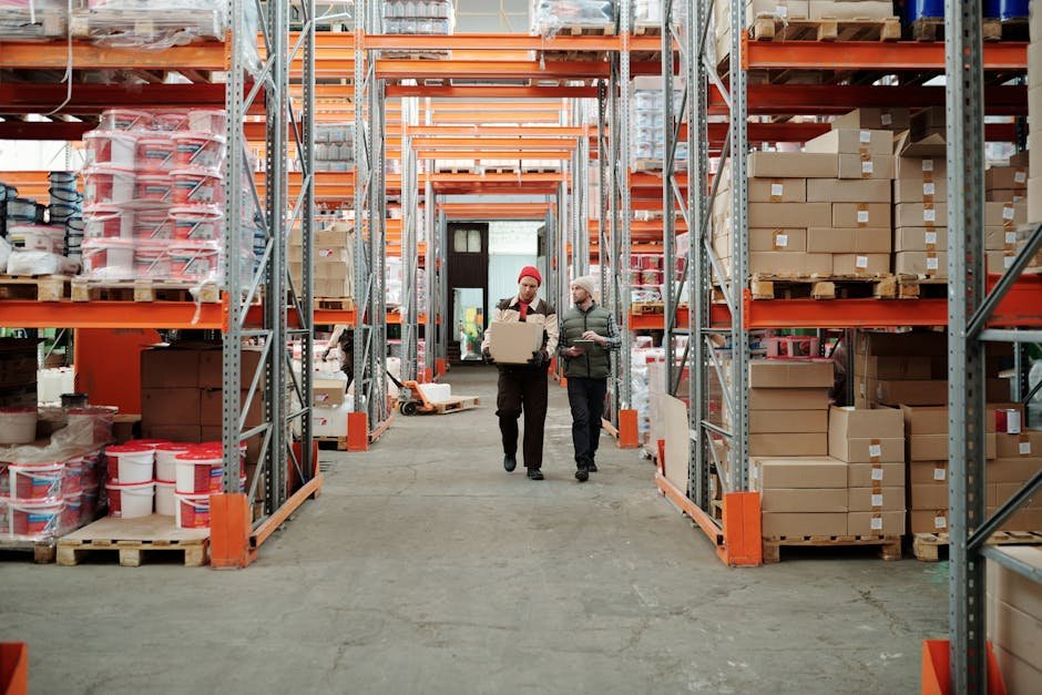 Entrepôt logistique avec rayonnages industriels chargés, opérateurs en activité, volume étendu