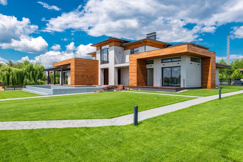 Villa contemporaine au design épuré, jardin entretenu et façade vitrée — résidentiel premium
